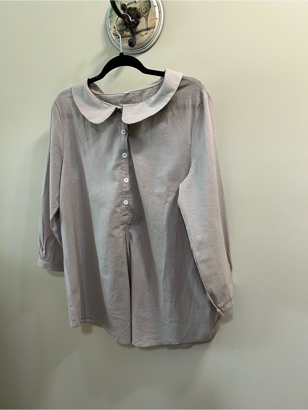 Peter Pan Collar 5 Button-Front Blouse in Light Taupe No brand name Size XL